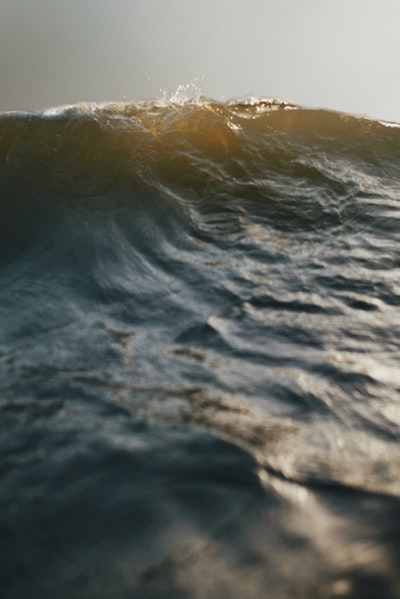 白天海浪拍岸